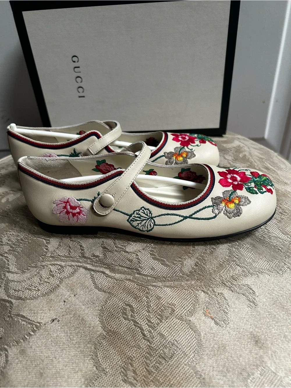 Gucci girls Off White Floral Embroidered Mary Jane buckled ankle strap Flats 33